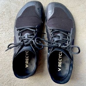 Black Vivobarefoot primus lite III women’s size 38L